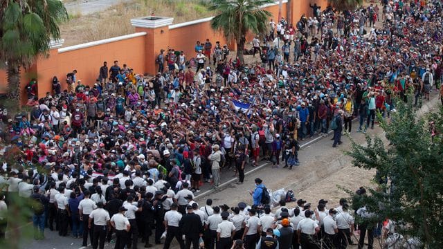 Kein Durchkommen: Migranten aus Honduras stehen in Vado Hondo vor Polizisten, die eine Straße blockieren. Kein Durchkommen: Migranten aus Honduras stehen in Vado Hondo vor Polizisten, die eine Straße blockieren.