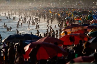 Strandbesucher drängen sich am Ipanema und Arpoador Beach: Brasilien mit seinen 210 Millionen Einwohnern ist eines der am härtesten von der Corona-Pandemie betroffenen Länder.