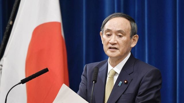 Der japanische Ministerpräsident Yoshihide Suga hält weiter an der Olympia-Planung fest. Der japanische Ministerpräsident Yoshihide Suga hält weiter an der Olympia-Planung fest.
