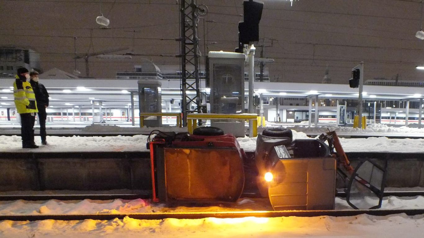 Das Schneeräumfahrzeug liegt im Gleis: Die Bergungsarbeiten dauerten bis zum Morgen an.