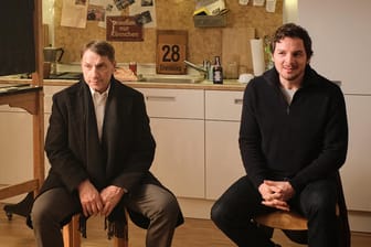 "Tatort: Das ist unser Haus": Die Kommissare Thorsten Lannert (Richy Müller, li.) und Sebastian Bootz (Felix Klare) bei einer ungewöhnlichen Befragung.