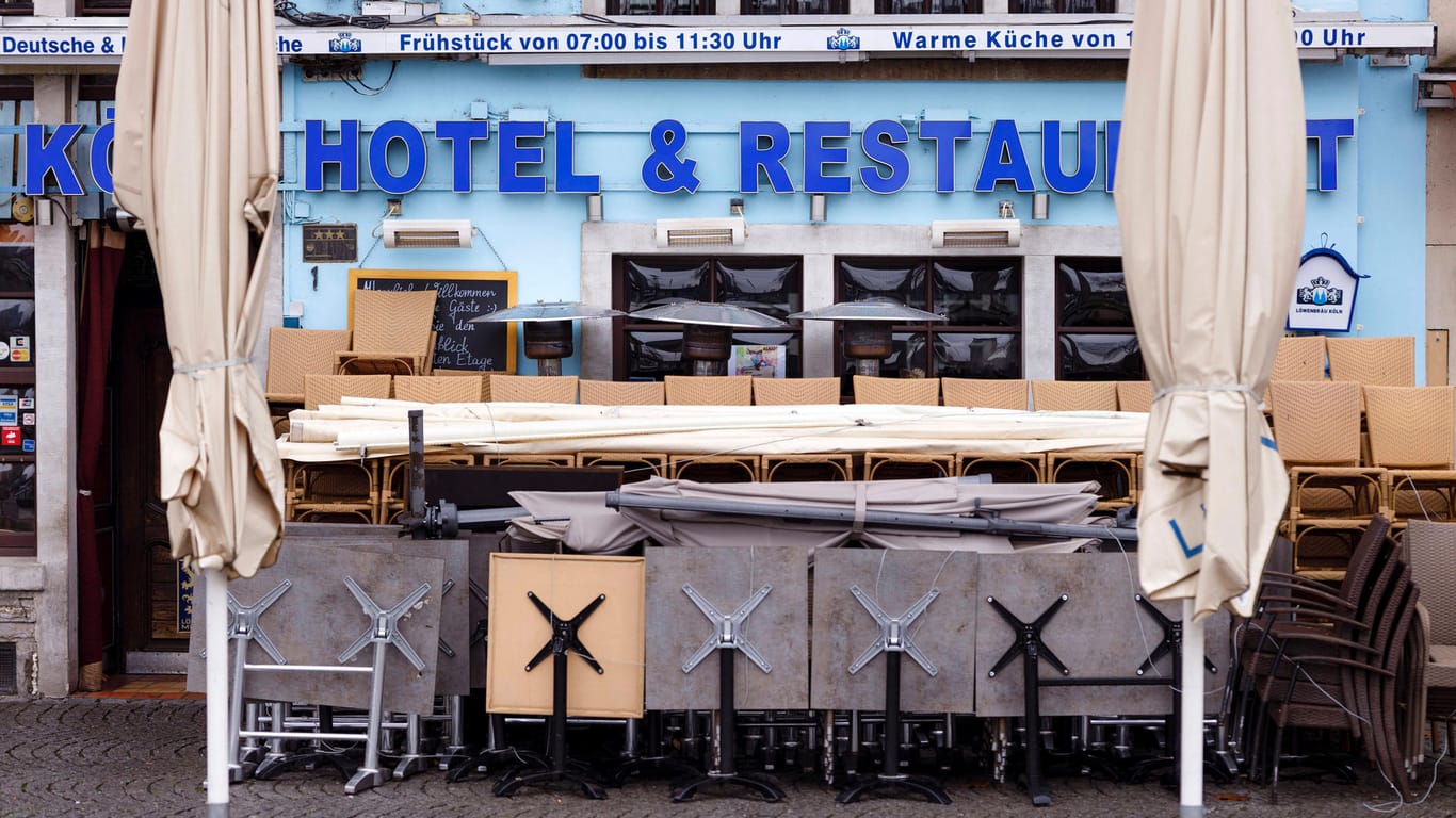 Eine Gaststätte in der Kölner Altstadt: Im Corona-Lockdown müssen Hotels und Restaurants schließen.