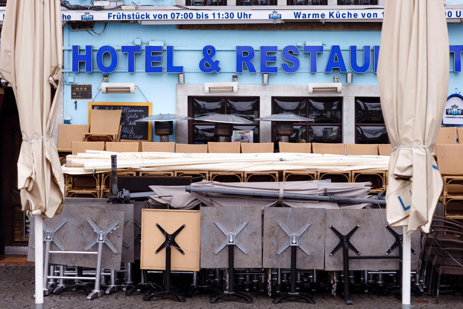 Eine Gaststätte in der Kölner Altstadt: Im Corona-Lockdown müssen Hotels und Restaurants schließen.
