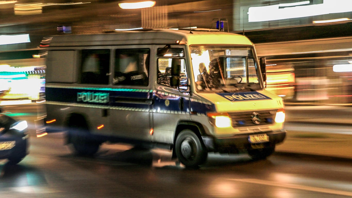 Wagen der Polizei fährt durch Berlin: Die Beamten haben eine größere Veranstaltung aufgelöst.