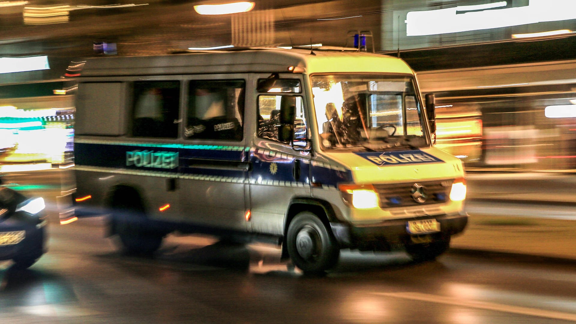 Wagen der Polizei fährt durch Berlin: Die Beamten haben eine größere Veranstaltung aufgelöst. Wagen der Polizei fährt durch Berlin: Die Beamten haben eine größere Veranstaltung aufgelöst.