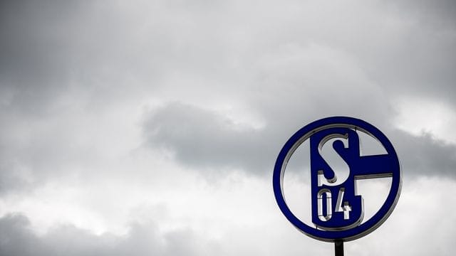 Das Logo des FC Schalke 04 steht auf dem Dach der Geschäftsstelle. Das Logo des FC Schalke 04 steht auf dem Dach der Geschäftsstelle.
