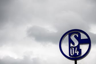 Das Logo des FC Schalke 04 steht auf dem Dach der Geschäftsstelle.