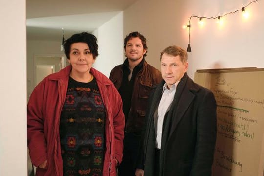 Ulrike (Christiane Rösinger) mit den Kommissaren Sebastian Bootz (Felix Klare) und Thorsten Lannert (Richy Müller, r).