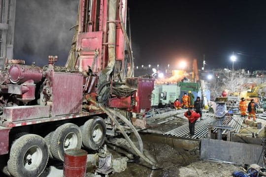 Rettungskräfte bohren ein Loch am Explosionsort - mehr als 400 Hilfskräfte sind im Einsatz.