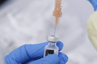 Eine Spritze zieht einen Corona-Impfstoff aus einer Ampulle (Symbolbild): In Hagen versuchen derzeit Betrüger, Einwohnern Termine für Corona-Impfungen anzudrehen.