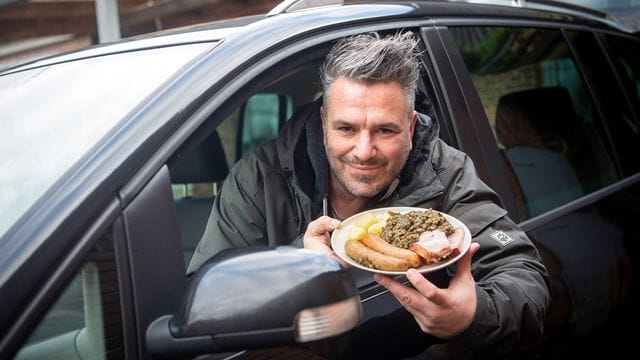 Marco Tienz serviert das klassische Grünkohlgericht jetzt per Taxi.