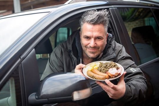 Marco Tienz serviert das klassische Grünkohlgericht jetzt per Taxi.