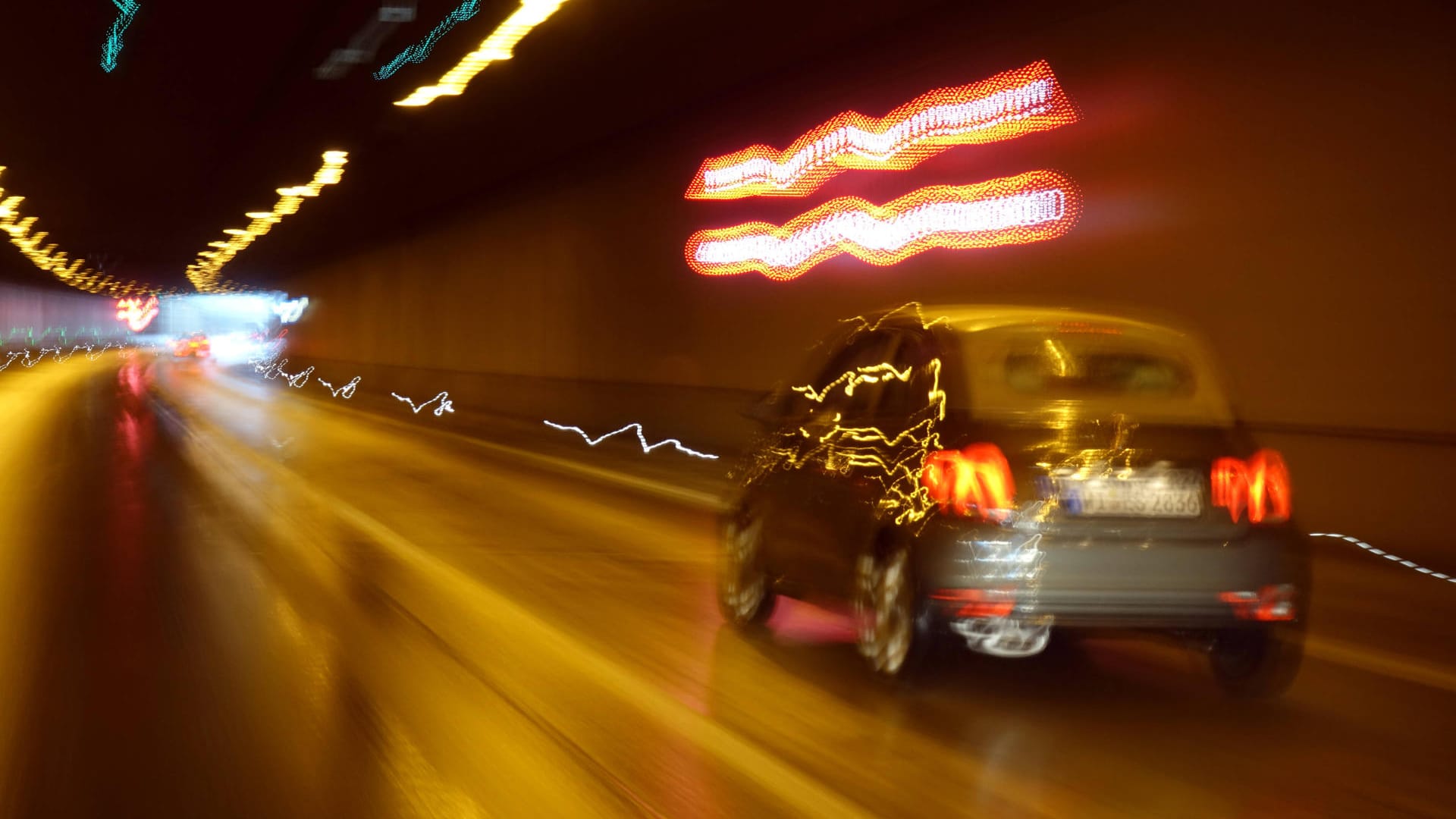 Verschwommene Sicht auf ein Auto (Symbolbild): In Bielefeld wurde ein 78-jähriger Autofahrer zwei Tage hintereinander betrunken erwischt. Verschwommene Sicht auf ein Auto (Symbolbild): In Bielefeld wurde ein 78-jähriger Autofahrer zwei Tage hintereinander betrunken erwischt.