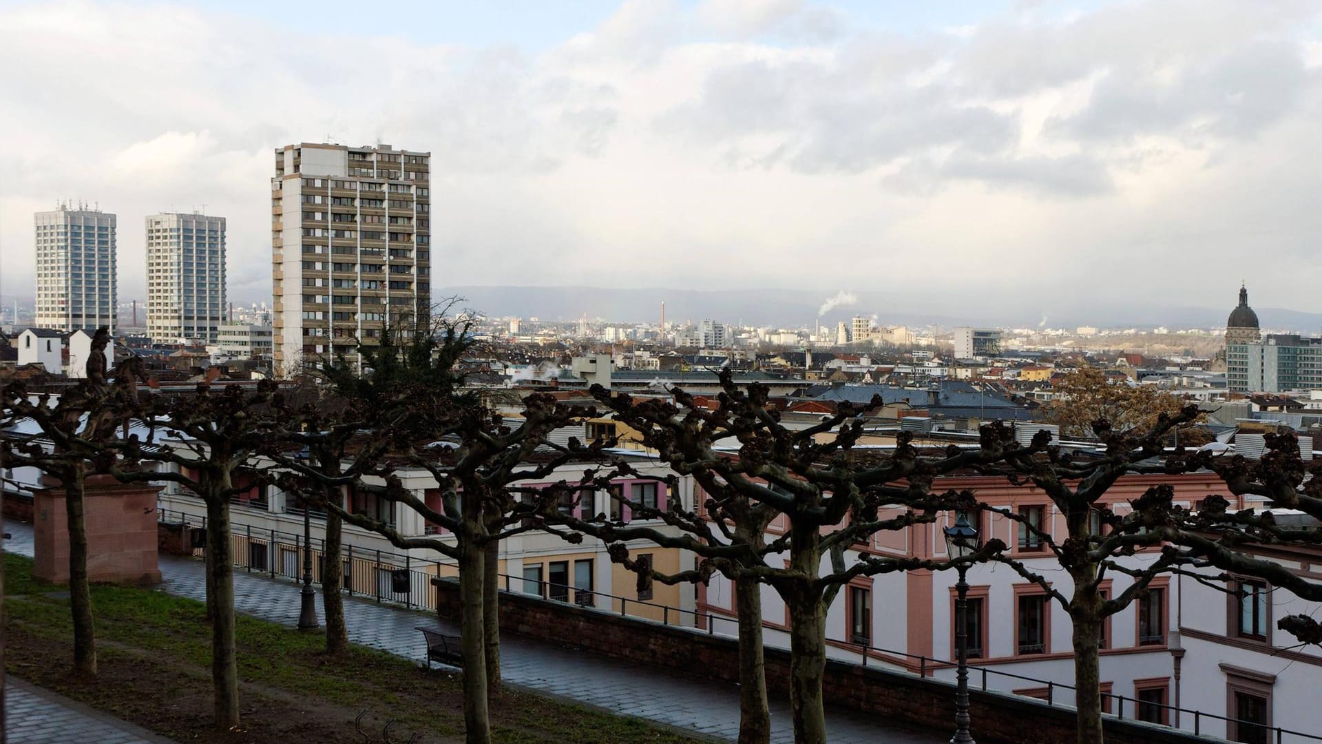 Blick über Mainz (Symbolbild): Unbekannte haben Möbel aus einem Hochhaus geworfen. Blick über Mainz (Symbolbild): Unbekannte haben Möbel aus einem Hochhaus geworfen.