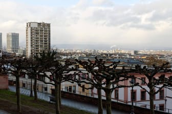 Blick über Mainz (Symbolbild): Unbekannte haben Möbel aus einem Hochhaus geworfen.