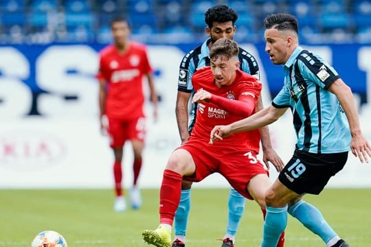 Angelo Stiller von Bayern II und Mannheims Mounir Bouziane kämpfen um den Ball.