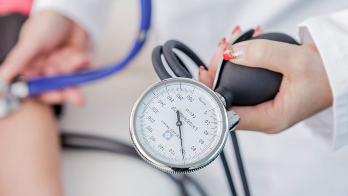 Bluthochdruck und Corona: Kontrolltermine beim Arzt sollten Bluthochdruckpatienten immer wahrnehmen – auch in Corona-Zeiten.