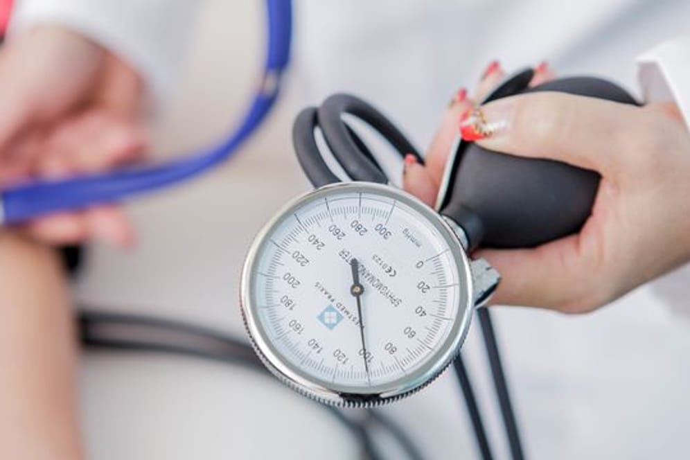 Bluthochdruck und Corona: Kontrolltermine beim Arzt sollten Bluthochdruckpatienten immer wahrnehmen – auch in Corona-Zeiten.