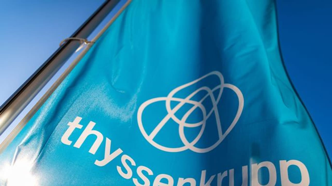 Eine Fahne mit dem Firmenlogo von Thyssenkrupp weht im Wind