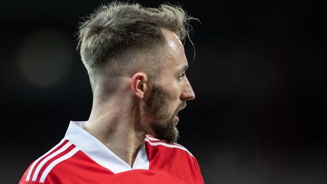 Florian Hübner hat sich im Training des 1. Florian Hübner hat sich im Training des 1.