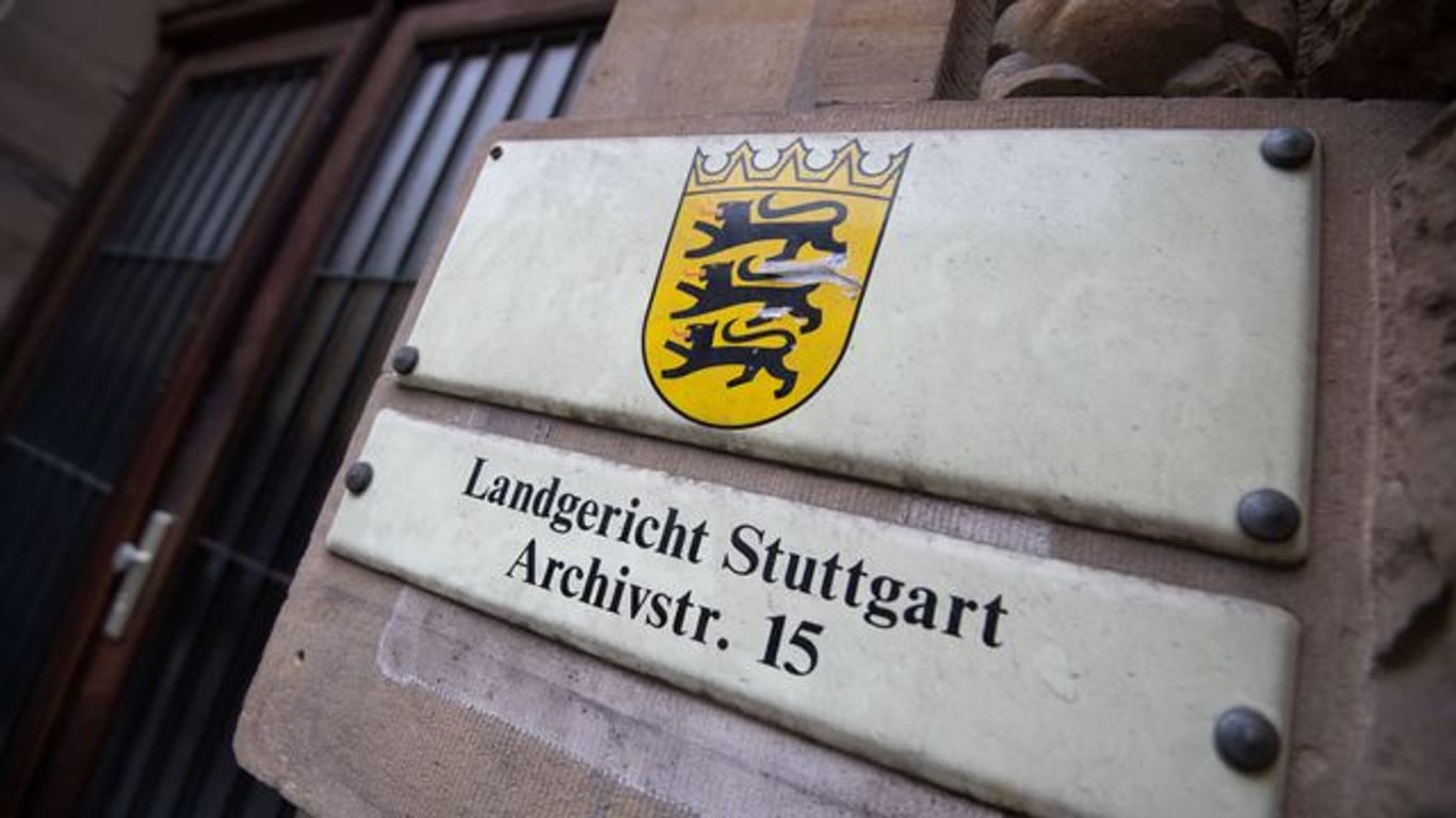 Ein Schild weist an einer Fassade auf das Landgericht Stuttgart hin (Symbolbild): Ein 52-Jähriger wurde zu zwölf Jahren Gefängnis verurteilt.