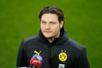 Dortmunds Trainer Edin Terzic gibt vor einem Spiel ein Interview.
