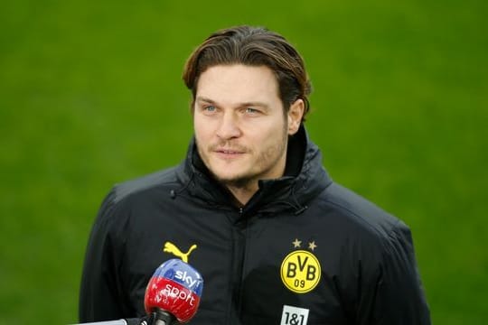 Dortmunds Trainer Edin Terzic gibt vor einem Spiel ein Interview.