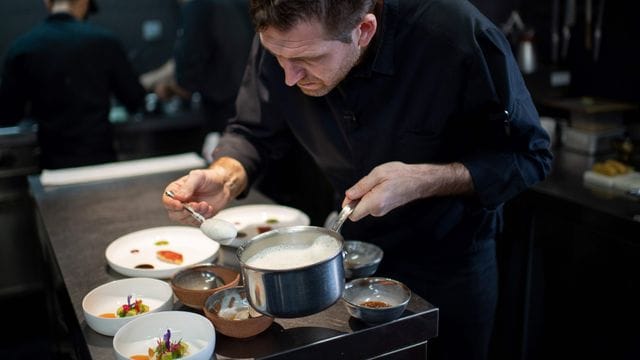 Der französische Küchenchef Alexandre Mazzia in der Küche seines Restaurants "AM". Der französische Küchenchef Alexandre Mazzia in der Küche seines Restaurants "AM".