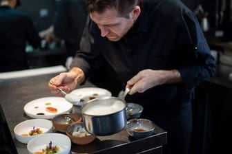 Der französische Küchenchef Alexandre Mazzia in der Küche seines Restaurants "AM".