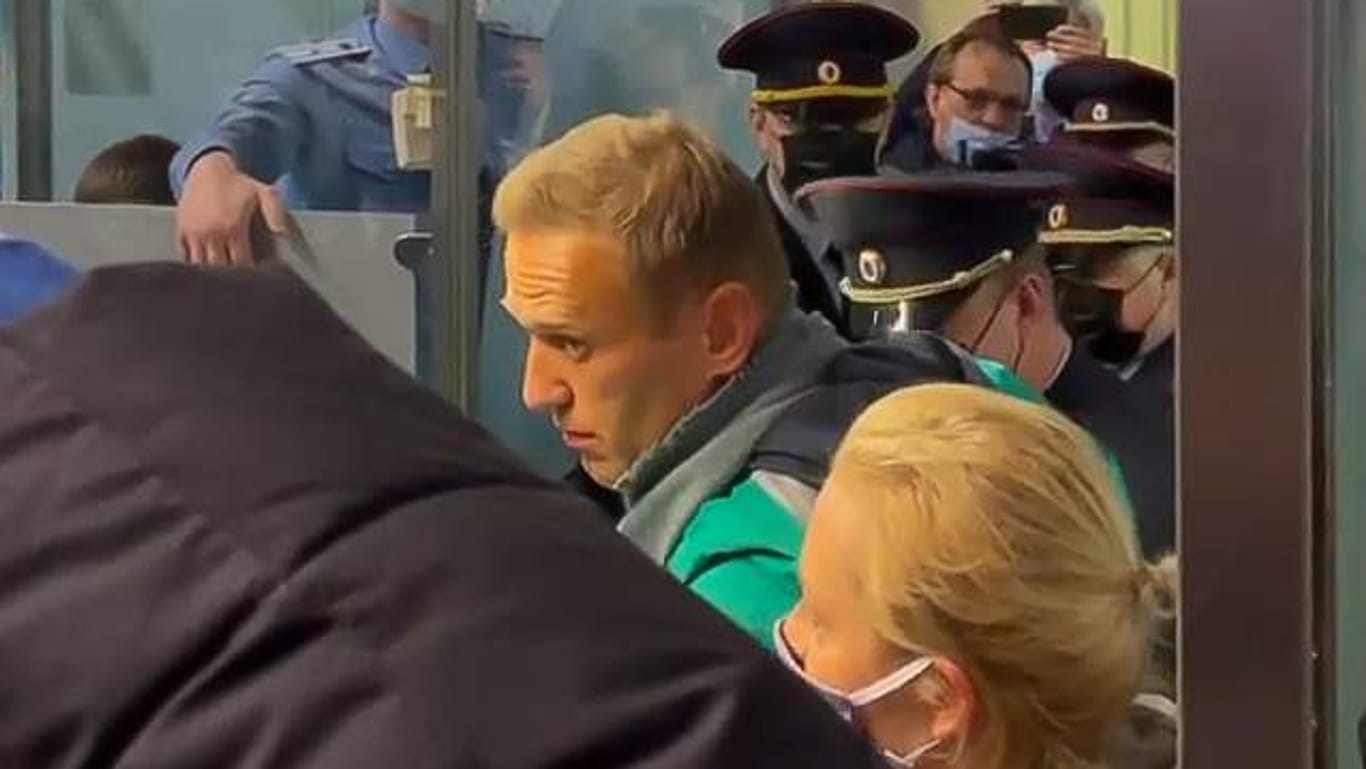 Alexej Nawalny und seine Frau Julia am Flughafen Scheremetjewo: Am Montag fand sich der Kreml-Kritiker plötzlich vor einem Gericht in einem Polizeigebäude wieder.
