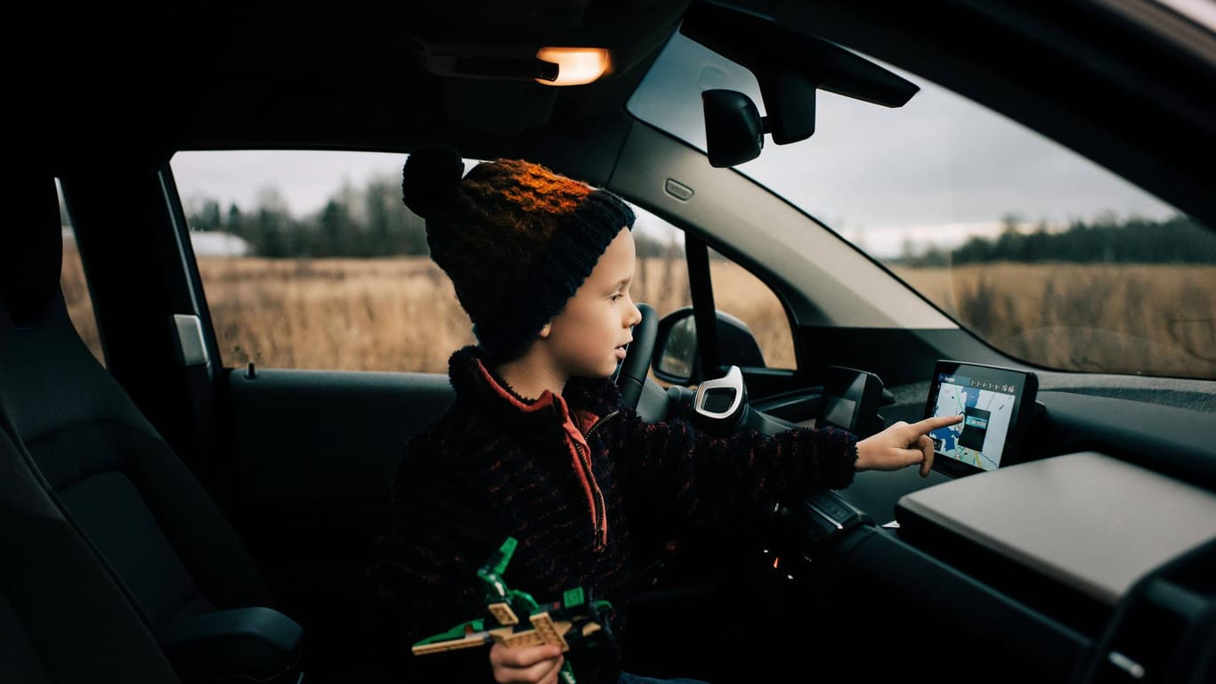 Ein Junge sitzt am Steuer eines Autos (Symbolbild): In Dortmund hat ein Vierjähriger einen Verkehrsunfall gebaut.