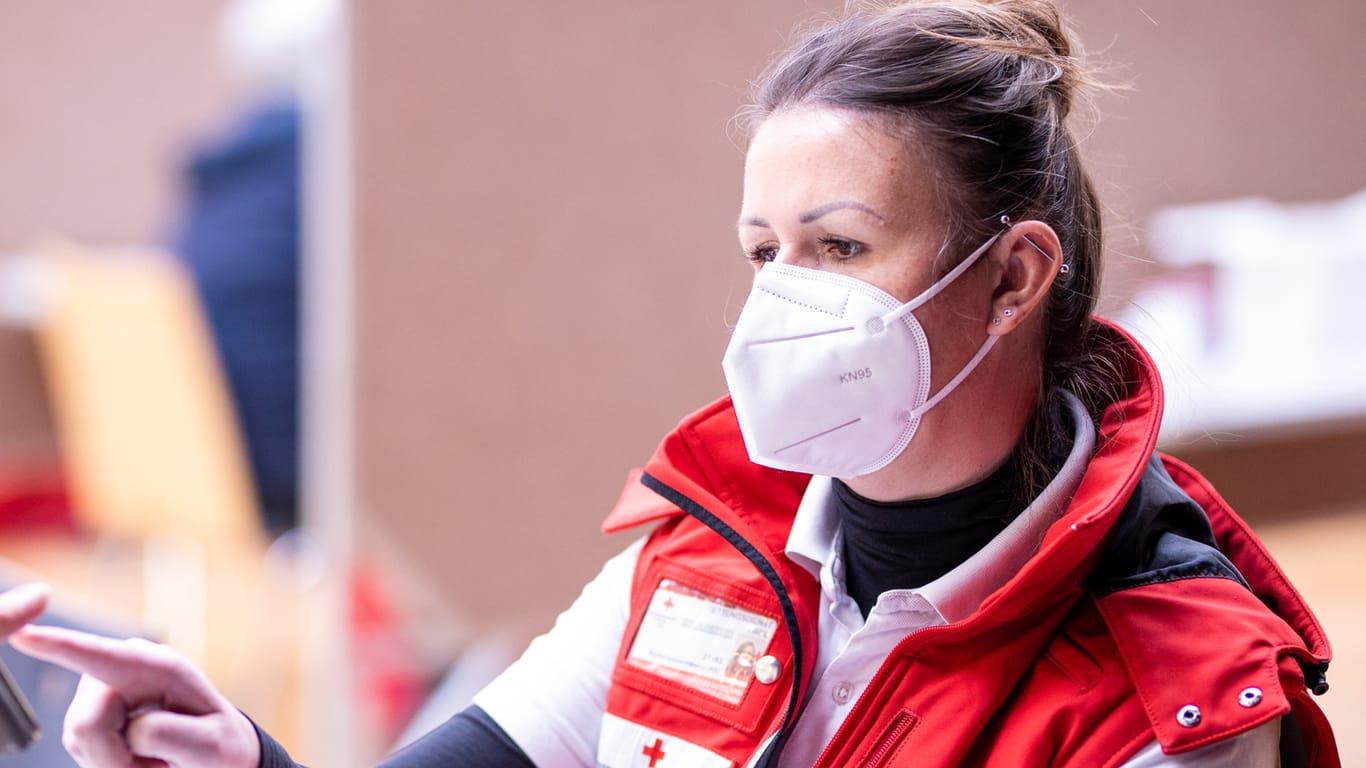 Eine Sanitäterin mit FFP2-Maske (Symbolbild): Die SPD bringt eine Preisbindung für die Masken ins Gespräch.