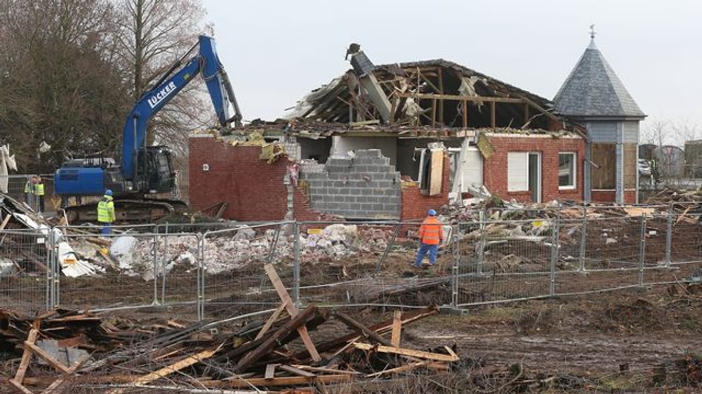 In Lützerath haben Bagger mit dem Abriss von ehemaligen Wohnhäusern begonnen.