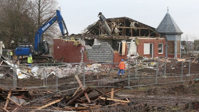 In Lützerath haben Bagger mit dem Abriss von ehemaligen Wohnhäusern begonnen.