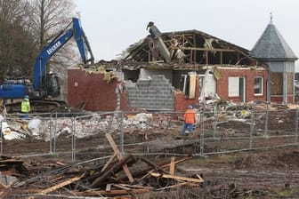 In Lützerath haben Bagger mit dem Abriss von ehemaligen Wohnhäusern begonnen.
