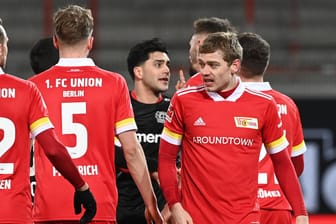 Nadiem Amiri und Florian Hübner (hinten) nach Abpfiff im Dialog: Der Leverkusener soll rassistisch beleidigt worden sein.