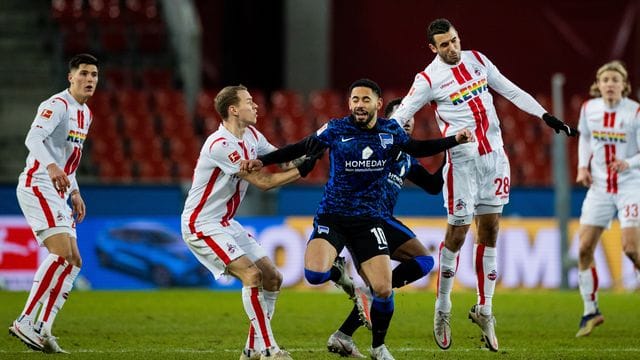 Berlins Matheus Cunha (M) und Kölns Ellyes Skhiri (r) versuchen an den Ball zu kommen. Berlins Matheus Cunha (M) und Kölns Ellyes Skhiri (r) versuchen an den Ball zu kommen.