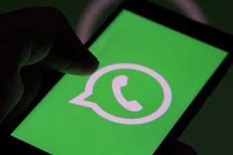 Das Logo von WhatsApp auf einem Smartphone: Der Messenger testet eine Funktion, die entfernt wurde.