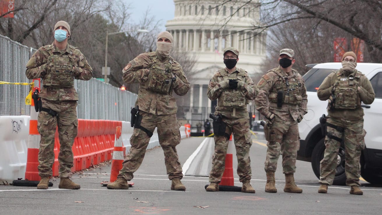 Soldaten der Nationalgarde versperren die Zufahrt zum US-Kapitol: In den USA warnen Sicherheitsbehörden vor möglichen Anschlägen auf die Amtseinführung Joe Bidens.