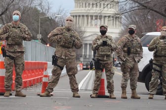 Soldaten der Nationalgarde versperren die Zufahrt zum US-Kapitol: In den USA warnen Sicherheitsbehörden vor möglichen Anschlägen auf die Amtseinführung Joe Bidens.