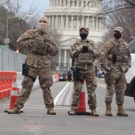 Soldaten der Nationalgarde versperren die Zufahrt zum US-Kapitol: In den USA warnen Sicherheitsbehörden vor möglichen Anschlägen auf die Amtseinführung Joe Bidens.