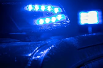 Blaulicht auf einem Polizei-Fahrzeug: Ein Fahrradfahrer ist bei einem Unfall ums Leben gekommen.
