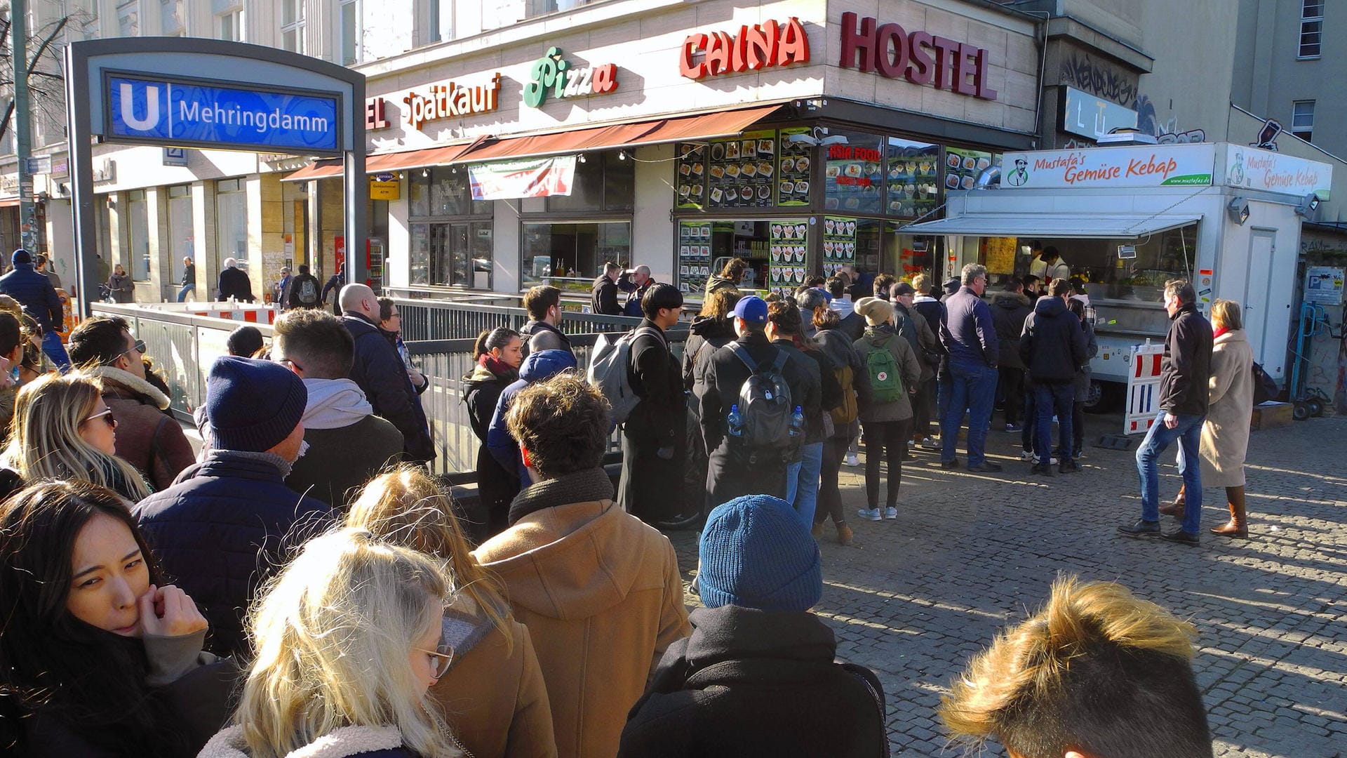 Eine Schlange hat sich vor dem beliebten Dönerladen "Mustafas Gemüse Kebap" in Berlin-Kreuzberg gebildet (Archivbild): In dem danebenliegenden China-Imbiss soll es zu dem Rassismus-Eklat eines CDU-Politikers aus Berlin gekommen sein.