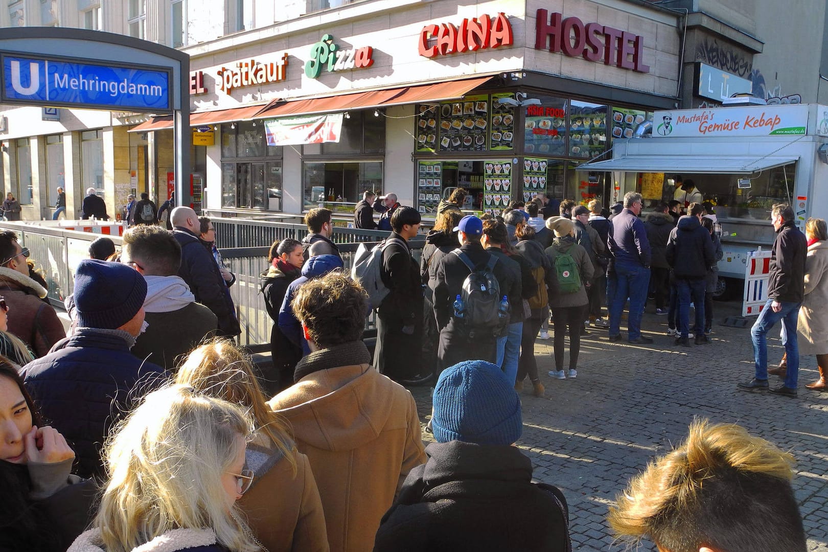 Eine Schlange hat sich vor dem beliebten Dönerladen "Mustafas Gemüse Kebap" in Berlin-Kreuzberg gebildet (Archivbild): In dem danebenliegenden China-Imbiss soll es zu dem Rassismus-Eklat eines CDU-Politikers aus Berlin gekommen sein.
