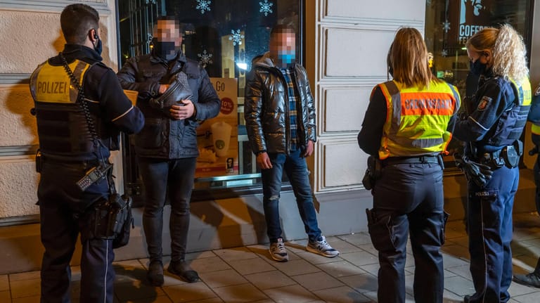 Kontrolle der Corona-Regeln in Köln: Polizisten kommen immer wieder in eine Gefahrensituation, etwa wenn sie Regelbrechern ohne Maske ausgeliefert sind.