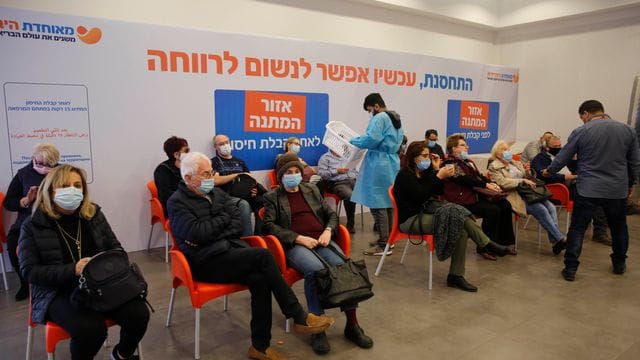 Ältere Menschen warten auf ihre Impfung in einem Gesundheitszentrum in Israel.