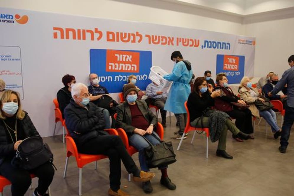 Ältere Menschen warten auf ihre Impfung in einem Gesundheitszentrum in Israel.