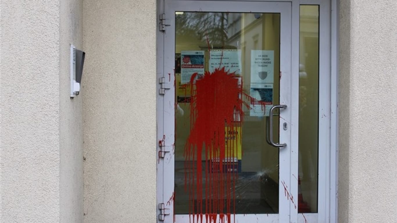 Rote Farbe auf einer Tür: Das Präsidium in Kettwig wurde mit Farbbeuteln und Steinen beschossen.