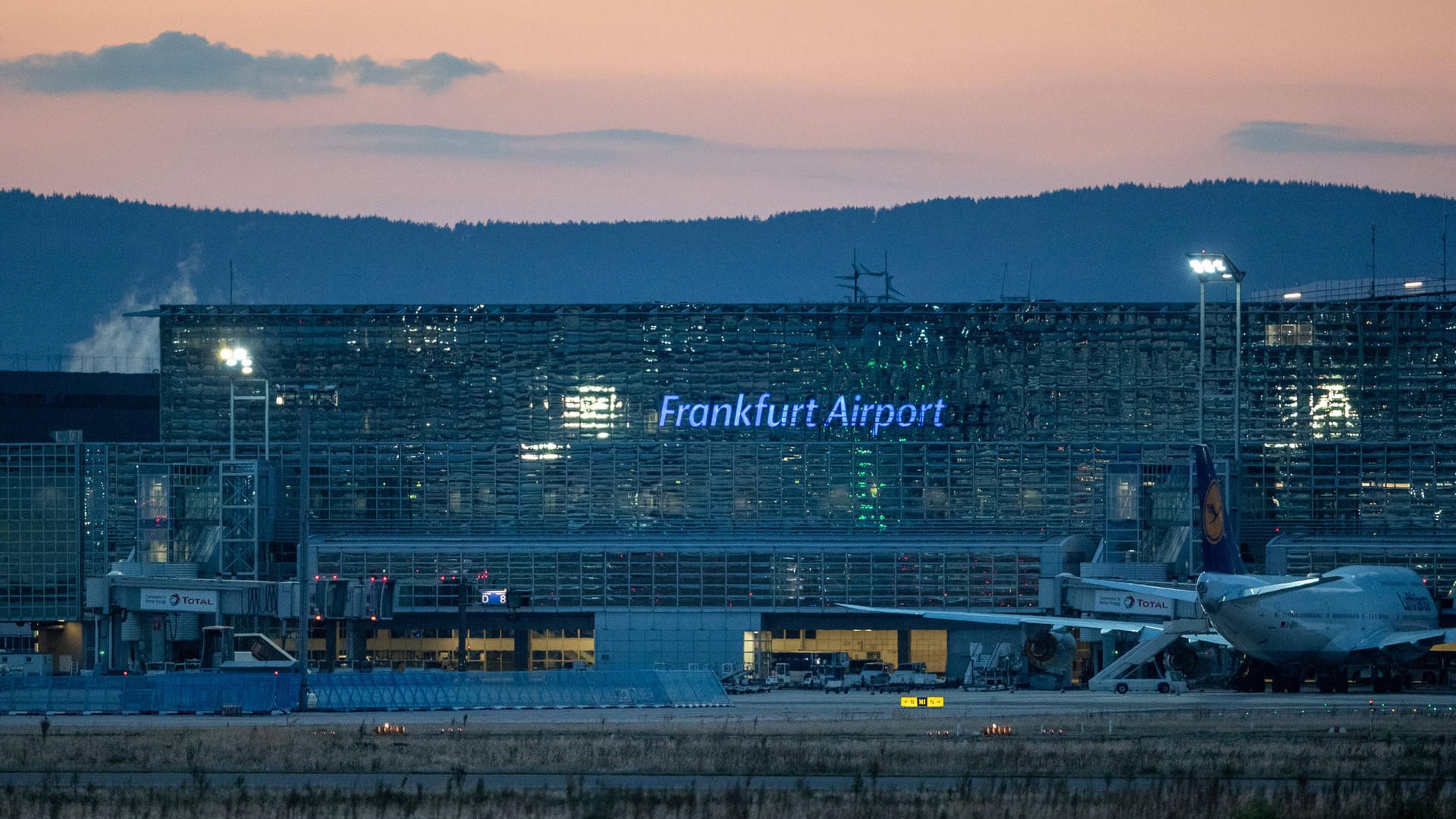 Der Flughafen in Frankfurt am Main (Symbolbild): Ein falscher Pilot war zur Übergabe eines Tickets sogar in Uniform erschienen. Der Flughafen in Frankfurt am Main (Symbolbild): Ein falscher Pilot war zur Übergabe eines Tickets sogar in Uniform erschienen.