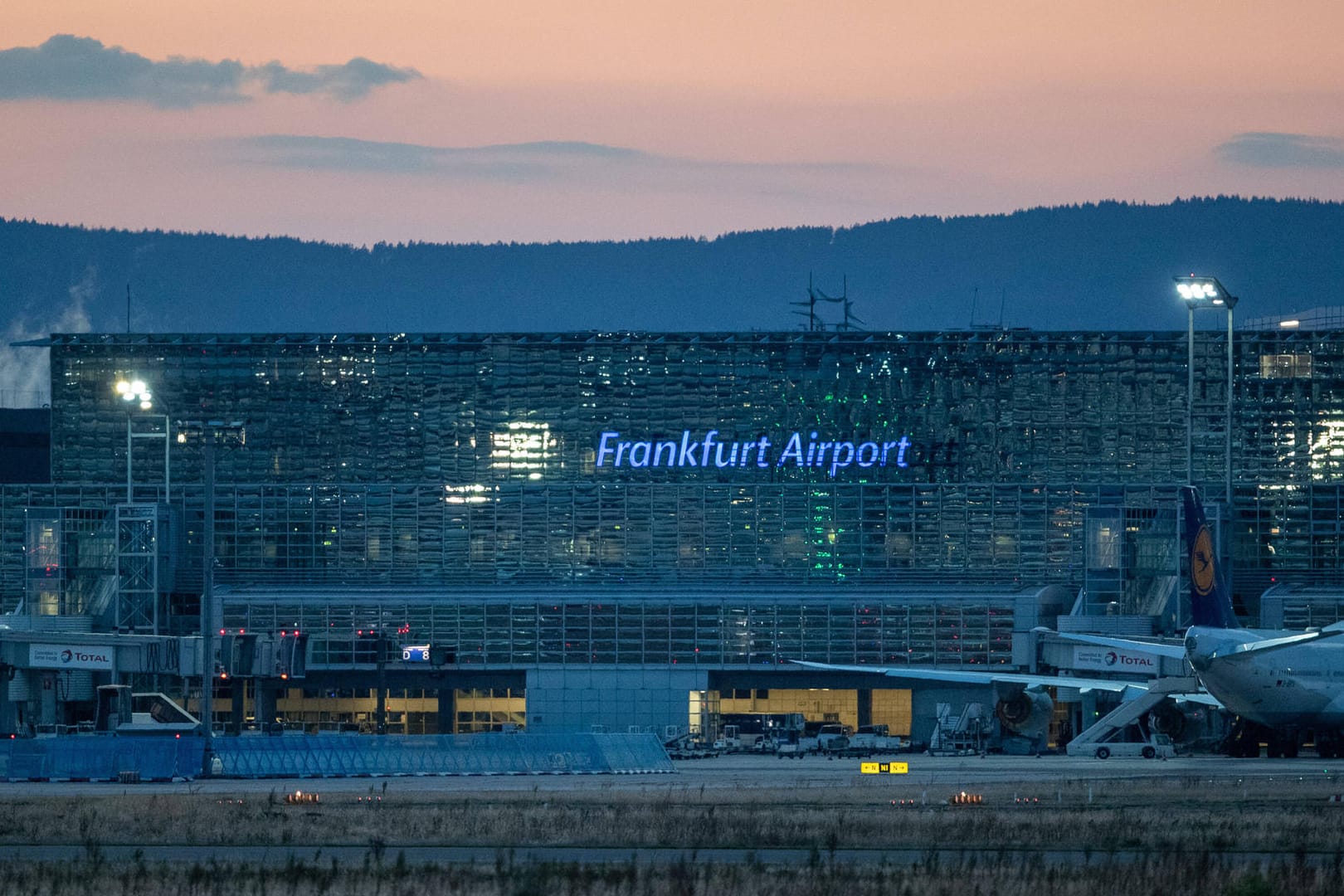 Der Flughafen in Frankfurt am Main (Symbolbild): Ein falscher Pilot war zur Übergabe eines Tickets sogar in Uniform erschienen.